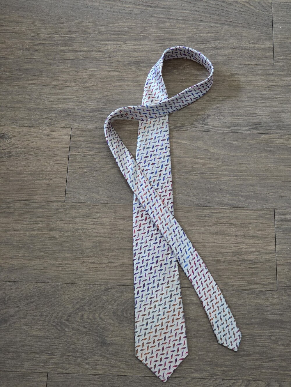 Oshimatsumugi Takashimaya White Patterned Silk Tie with Red and Blue Accents